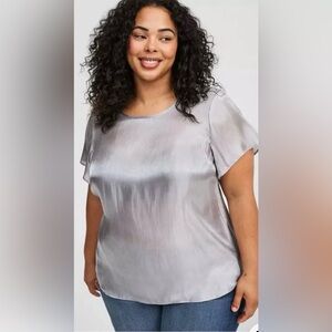 Torrid Size 4(4X)(26) Abbey Irridescent Short Flutter Sleeve Tunic Top in Gray